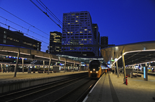 903014 Gezicht op het 7e (rechts) en 8e perron van het Centraal Station (Utrecht Centraal) te Utrecht, tijdens de ...